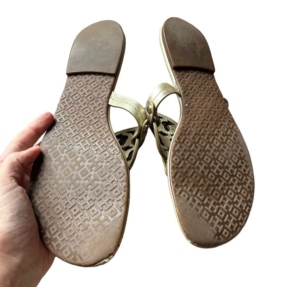 Tory Burch Miller gold logo flat sandals slip on thongs size 10.5 leather metal - Picture 4 of 7